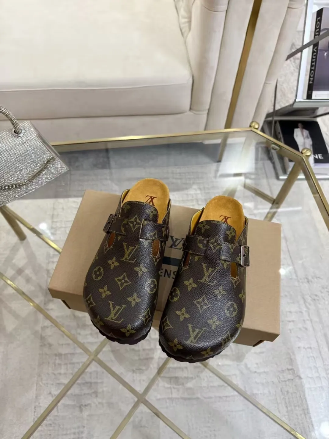 Women's p560 Men's p580 ✨ LV couple's toe-cap slippers | Full of high-end feel, you can walk with wind! ✨ This pair of LV classic toe-cap slippers is simply a "walking grass-planting machine"! Original three-dimensional embossed cowhide + cowhide fabric, the texture is high-end at first glance, and you will become a rich daughter/son in seconds ~💅 🌟 Why must you join TA? ✔️ Original embossed cowhide - clear texture but not cheap, classic presbyopia yyds ✔️ Belt buckle + metal logo - ecstatic control of details, exquisite to the heel! ✔️ Sheepskin lining + cushioned footbed - it feels like stepping on clouds ☁️, and you won’t feel tired when you go shopping~ ✔️ Non-slip rubber sole - walking is as stable as a mountain, and you are not afraid of slipping on rainy days!  👫 The best outfit for couples: Whether it’s shorts, T-shirts👕 or long skirts and suits👗, pairing these shoes with each other will immediately create a lazy and high-end atmosphere! Everyday outings/vacations, no matter what you shoot, it will look like a blockbuster📸🔥 The texture and foot feel that only the higher version can have, it is not a hit or a hit! Heartbeat is not as good as action. True love is true when both pairs are in pairs~💖 #LVcoupleslippers #高色综合 #好看不狠的 Feet #couples’ must-have
